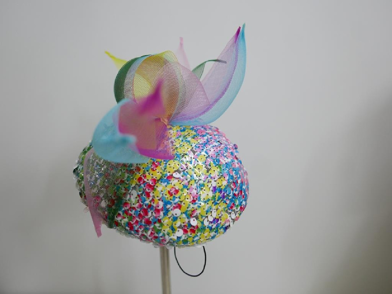 Tęczowy mini toczek fascynator cekiny mat