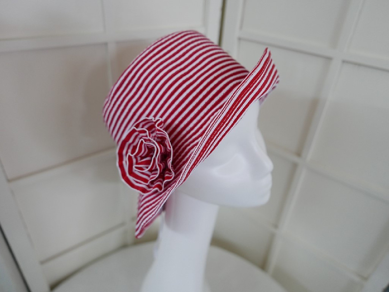 Maja biało czerwony letni  kapelusz 54-57 cm