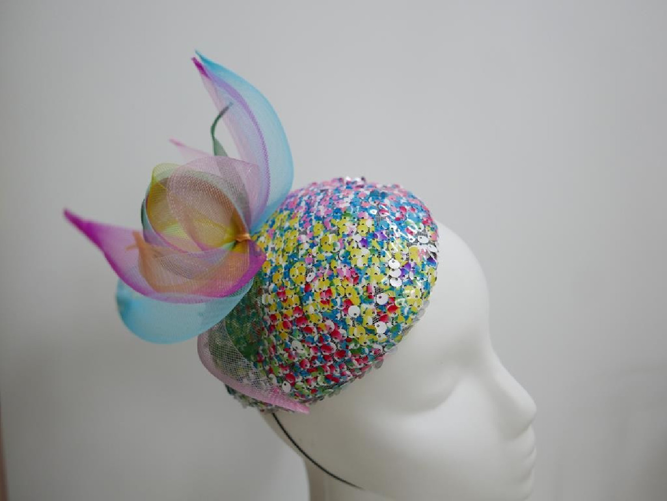 Tęczowy mini toczek fascynator cekiny mat
