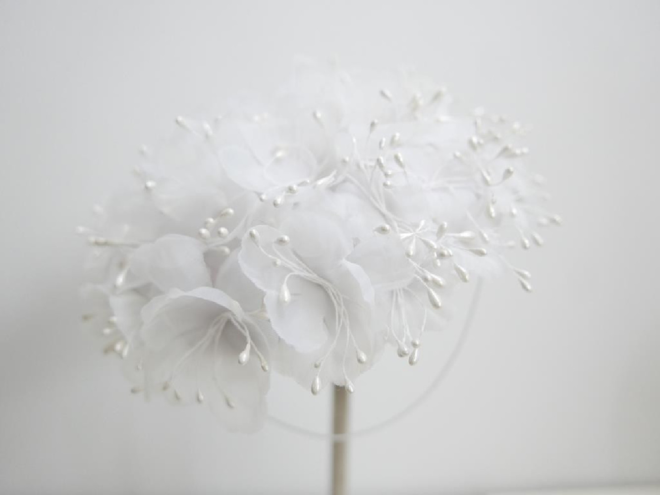 Śmietankowe kwiaty organza mini toczek fascynator