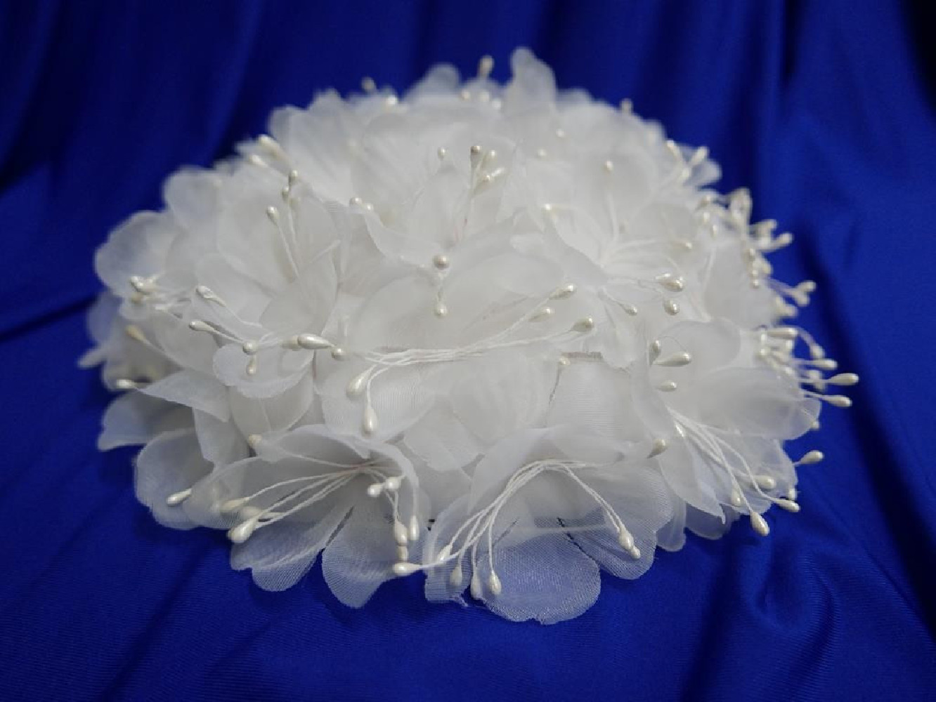 Śmietankowe kwiaty organza mini toczek fascynator