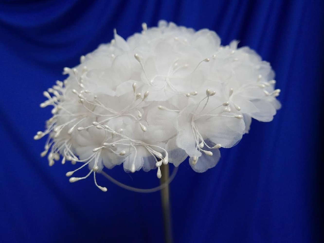 Śmietankowe kwiaty organza mini toczek fascynator