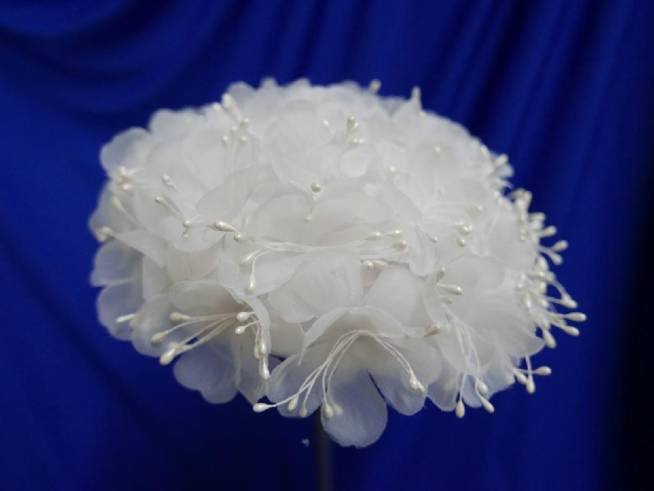 Śmietankowe kwiaty organza mini toczek fascynator