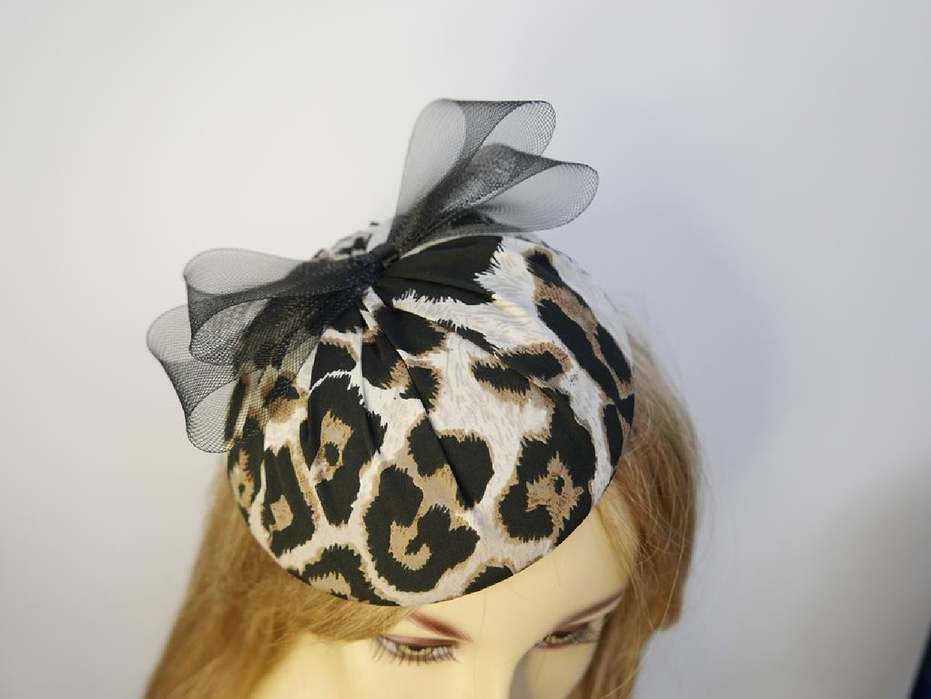 Panterka mini toczek fascynator z tkaniny