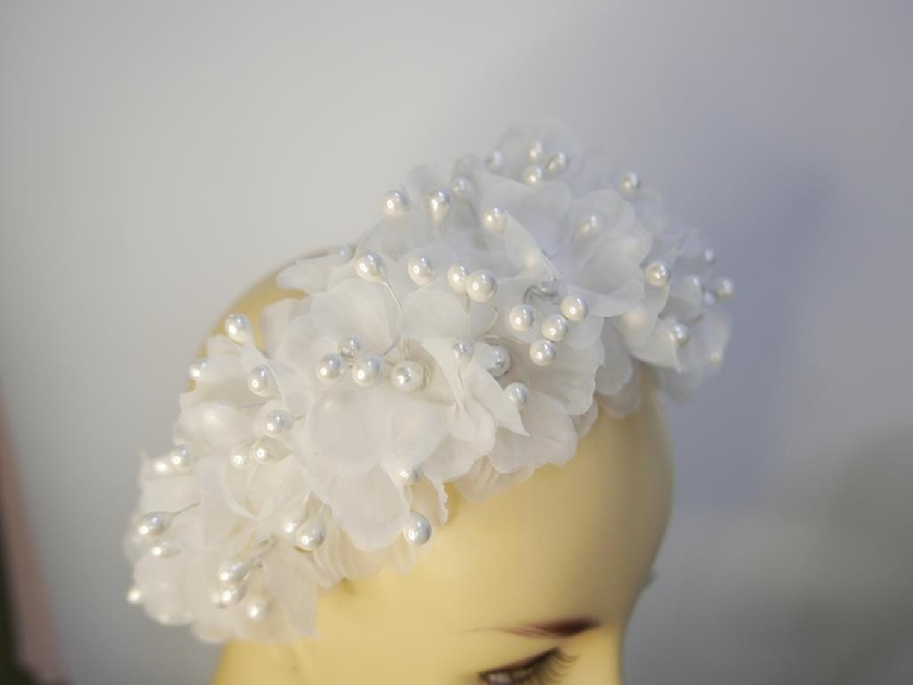 Śmietankowa opaska z kwiatów- Halo Hat