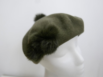 Szaro zielony beret dzianina wełna z pomponami z futra naturalnego