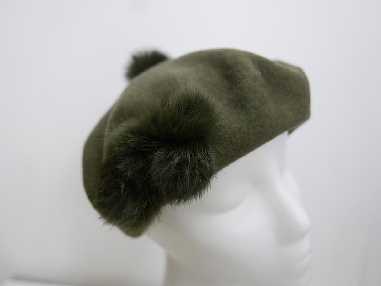 Szaro zielony beret dzianina wełna z pomponami z futra naturalnego