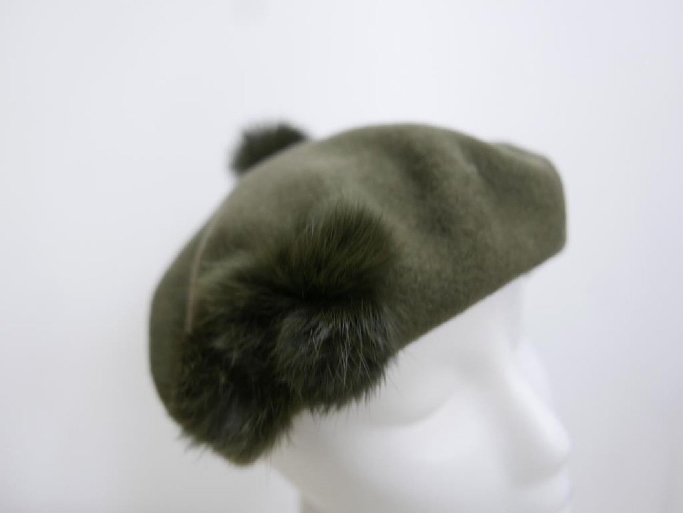 Szaro zielony beret dzianina wełna z pomponami z futra naturalnego