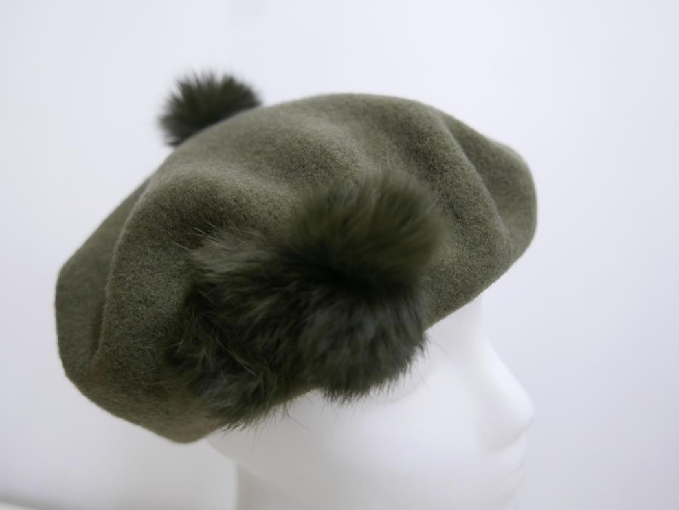 Szaro zielony beret dzianina wełna z pomponami z futra naturalnego