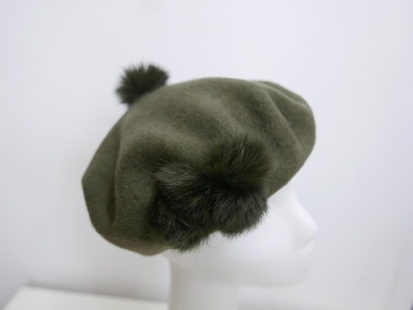 Szaro zielony beret dzianina wełna z pomponami z futra naturalnego