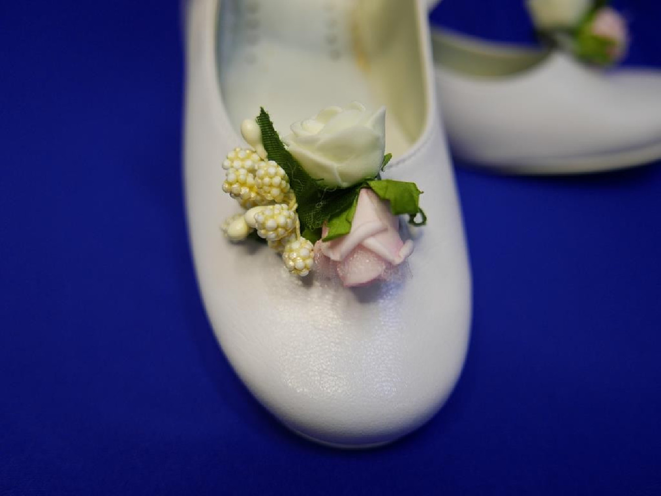 Klipsy do butów kremowo różowe bukieciki  5 cm