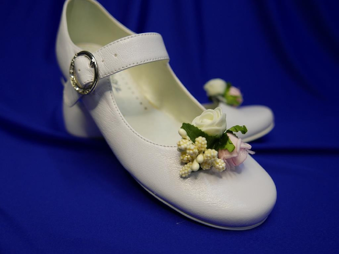 Klipsy do butów kremowo różowe bukieciki  5 cm