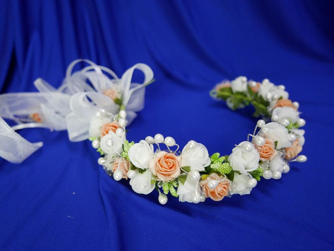 Biało łososiowy wianek  na koczek z kokardą