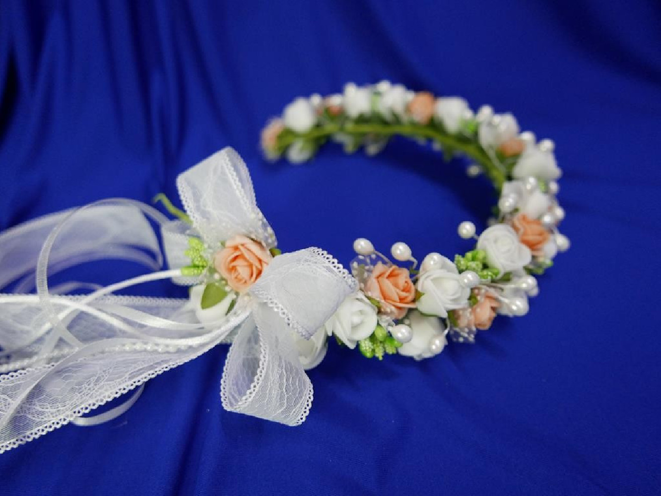 Biało łososiowy wianek  na koczek z kokardą