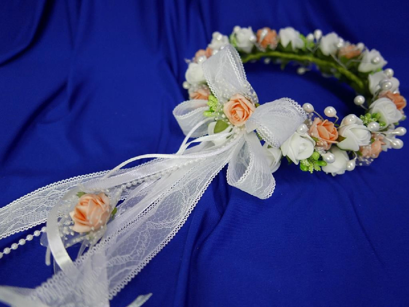 Biało łososiowy wianek  na koczek z kokardą