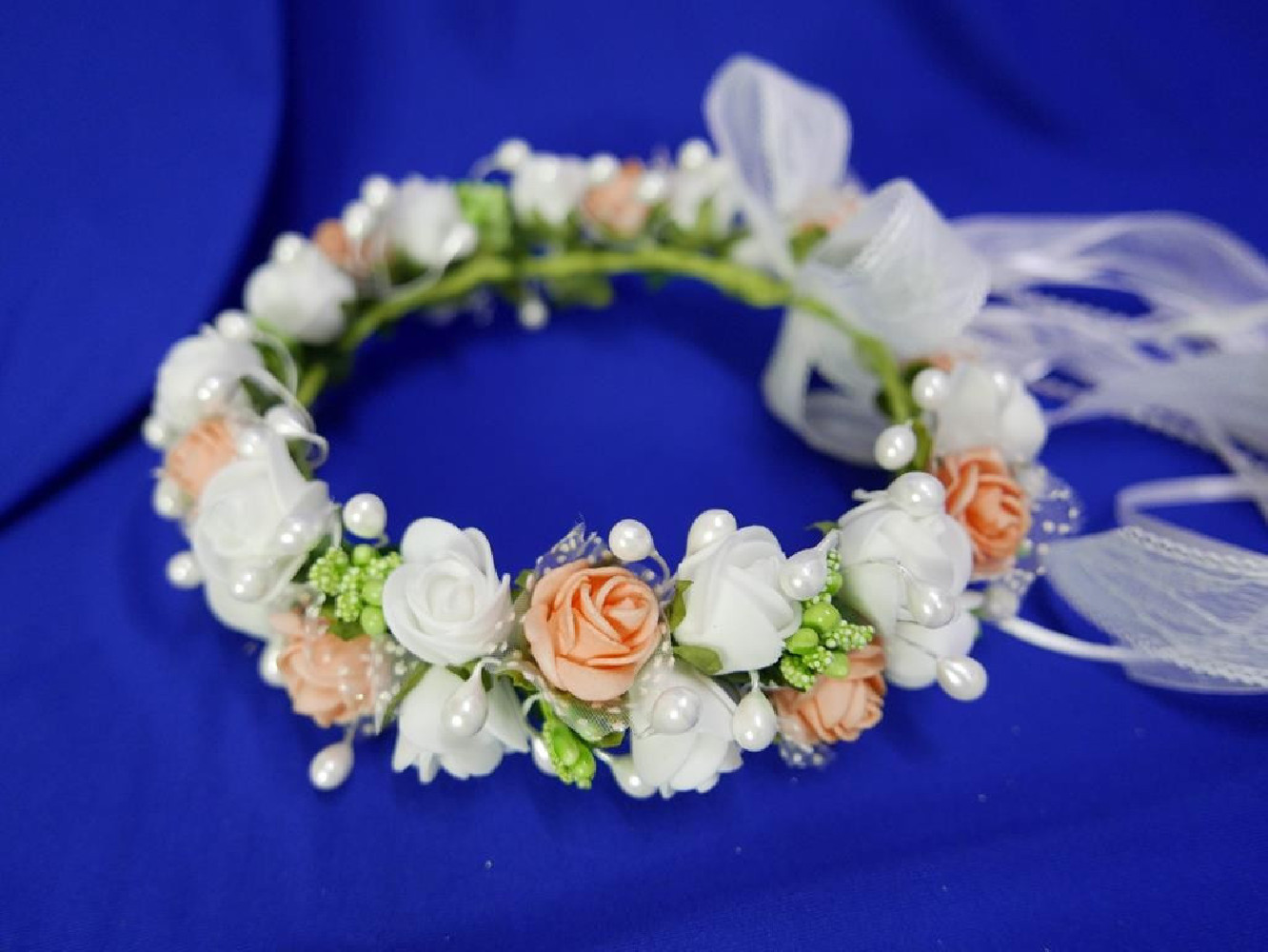 Biało łososiowy wianek  na koczek z kokardą