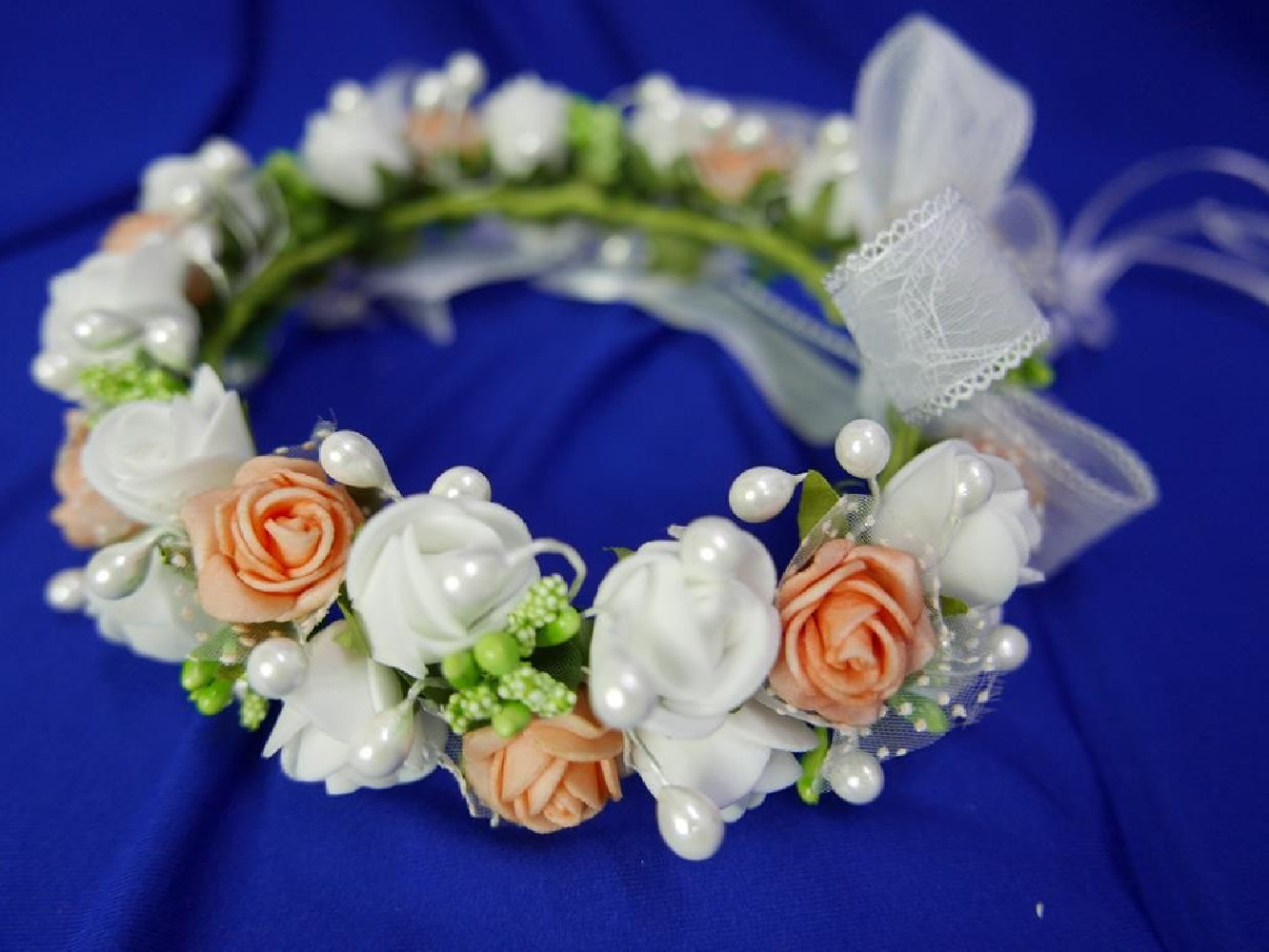 Biało łososiowy wianek  na koczek z kokardą