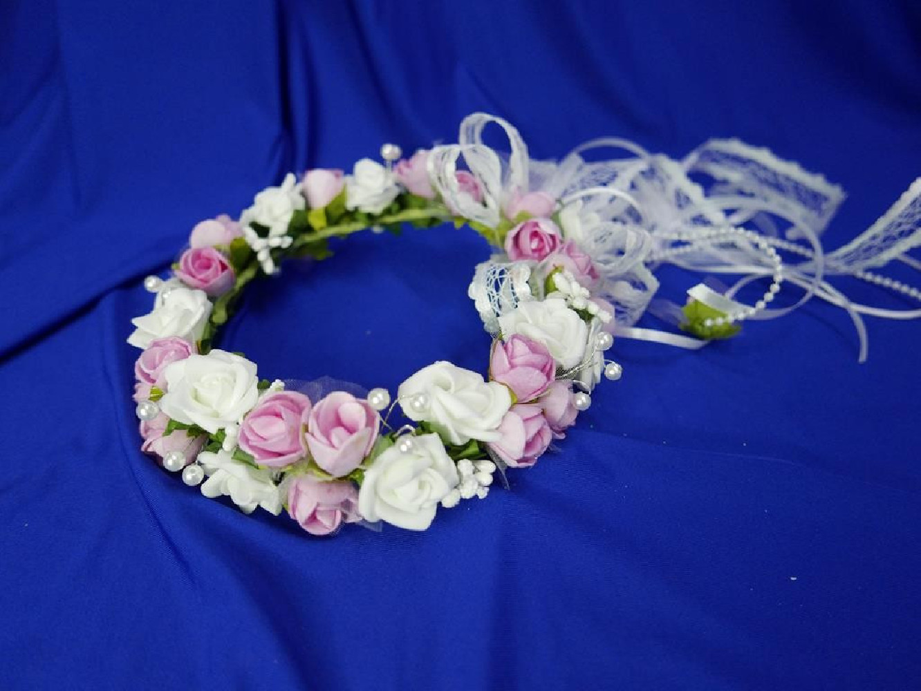 Biało różowy wianek  na koczek z kokardą