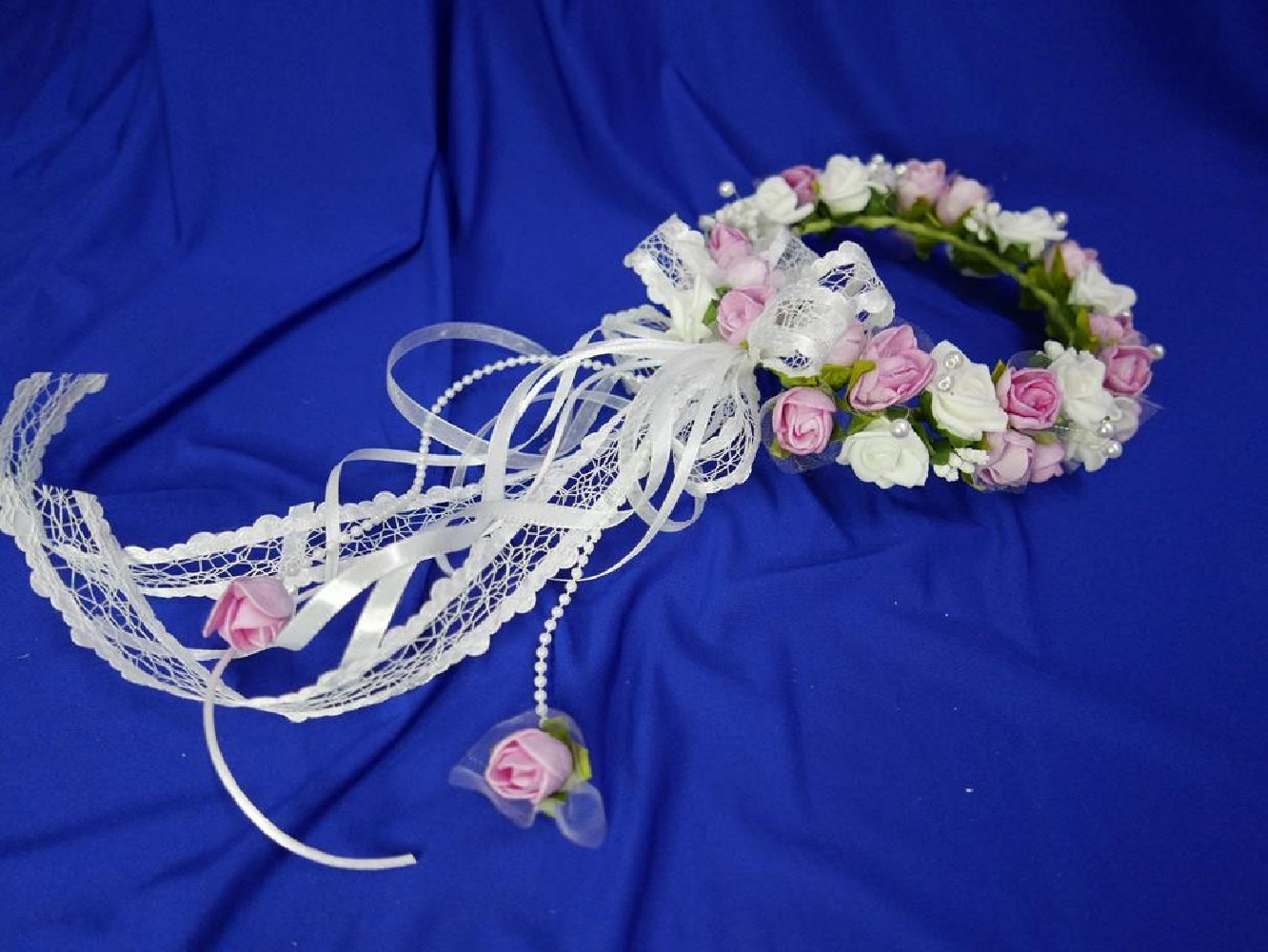 Biało różowy wianek  na koczek z kokardą