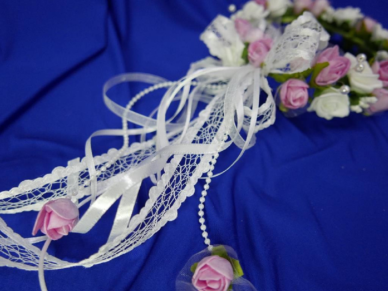 Biało różowy wianek  na koczek z kokardą