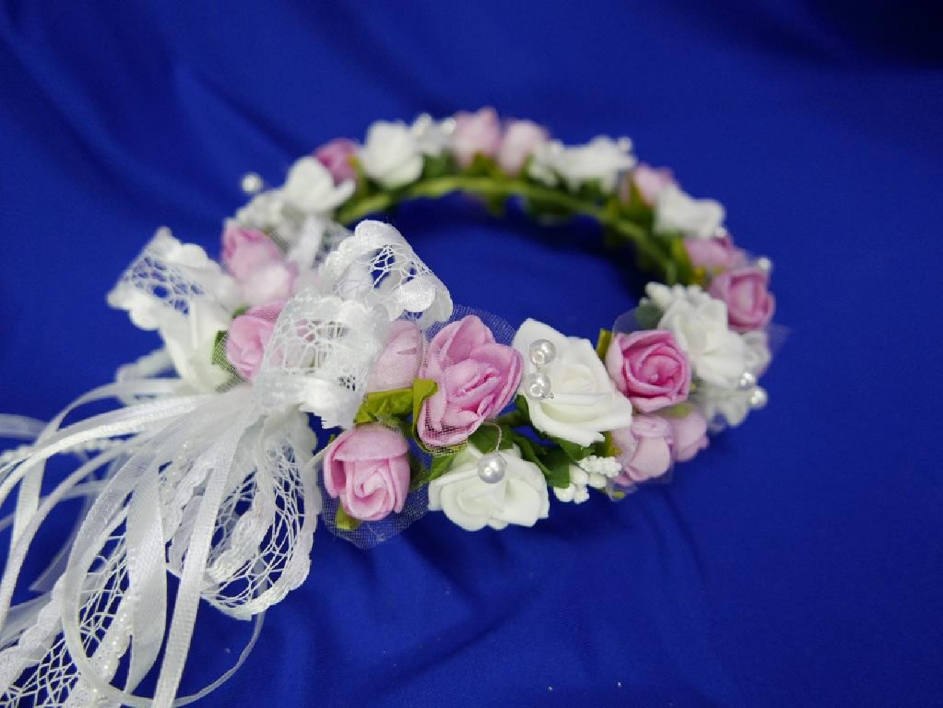 Biało różowy wianek  na koczek z kokardą