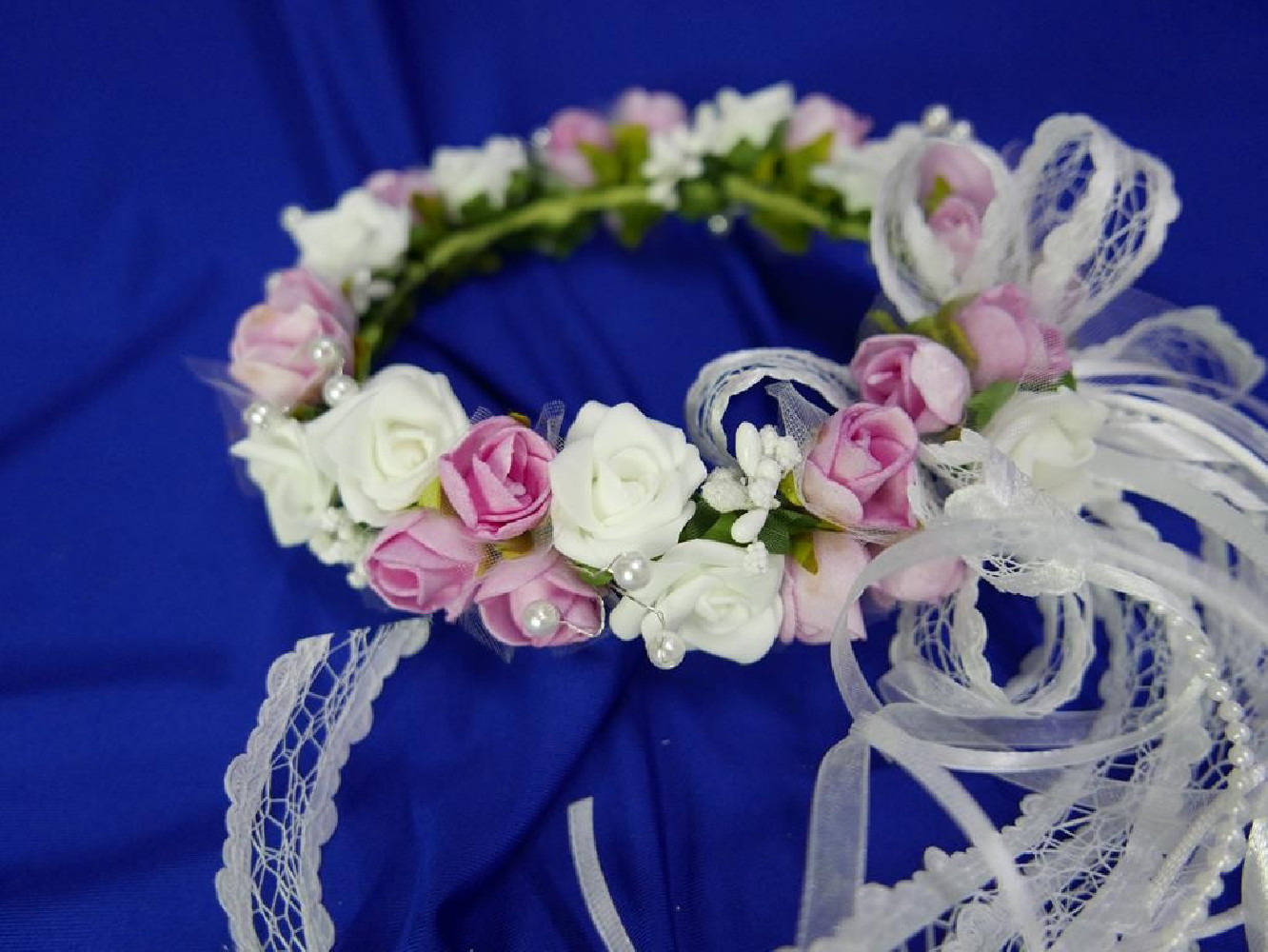 Biało różowy wianek  na koczek z kokardą