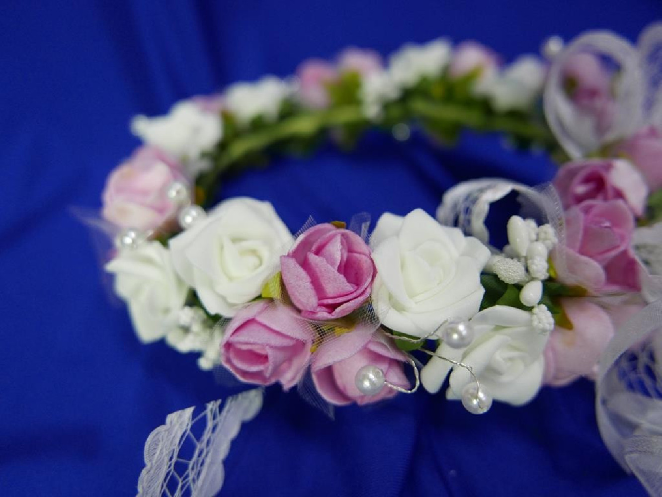 Biało różowy wianek  na koczek z kokardą