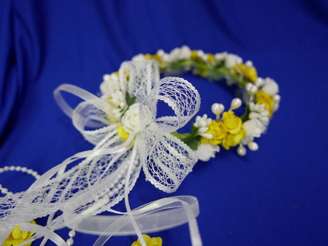 Biało żółty wianek  na koczek z kokardą