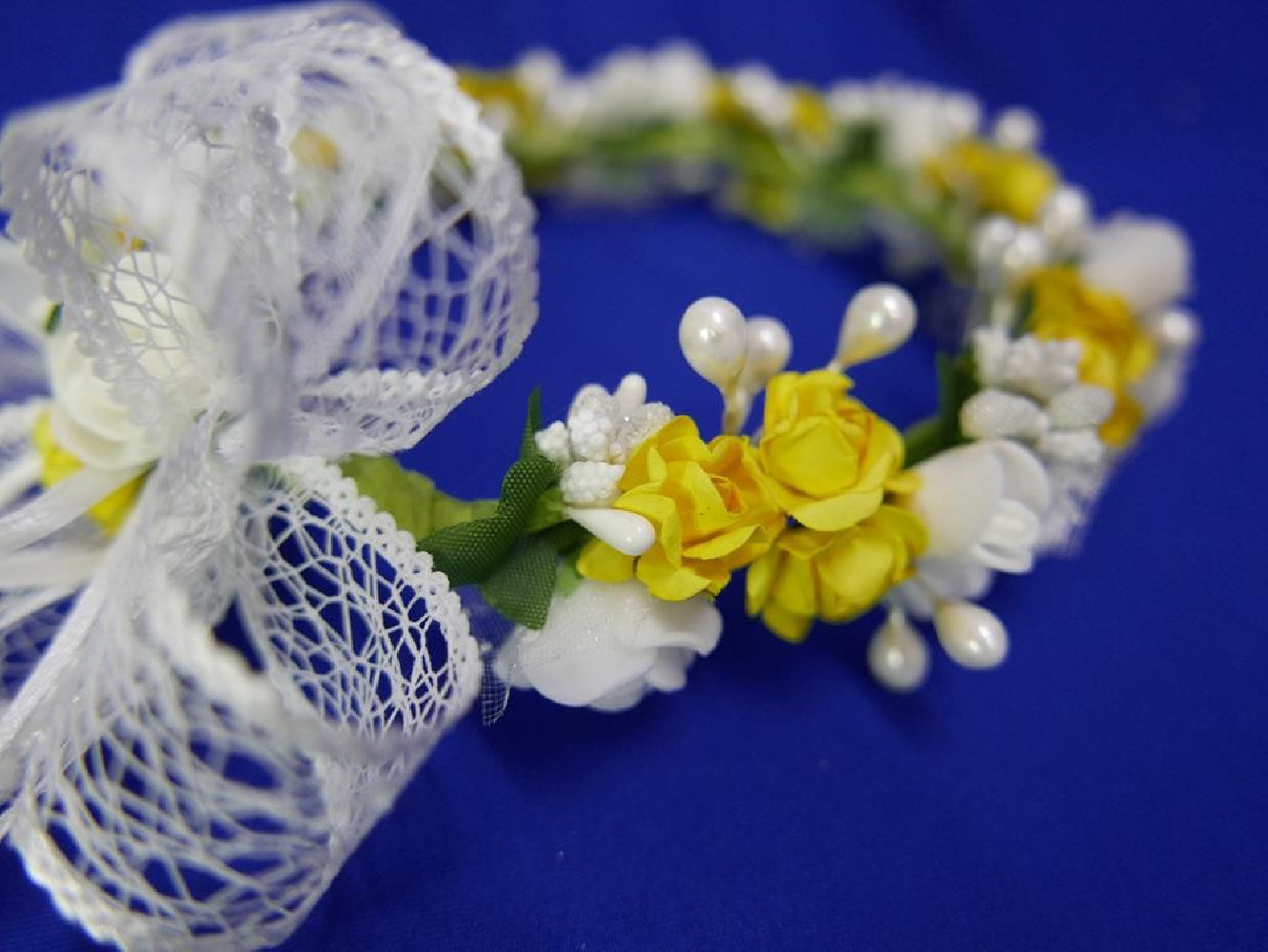 Biało żółty wianek  na koczek z kokardą