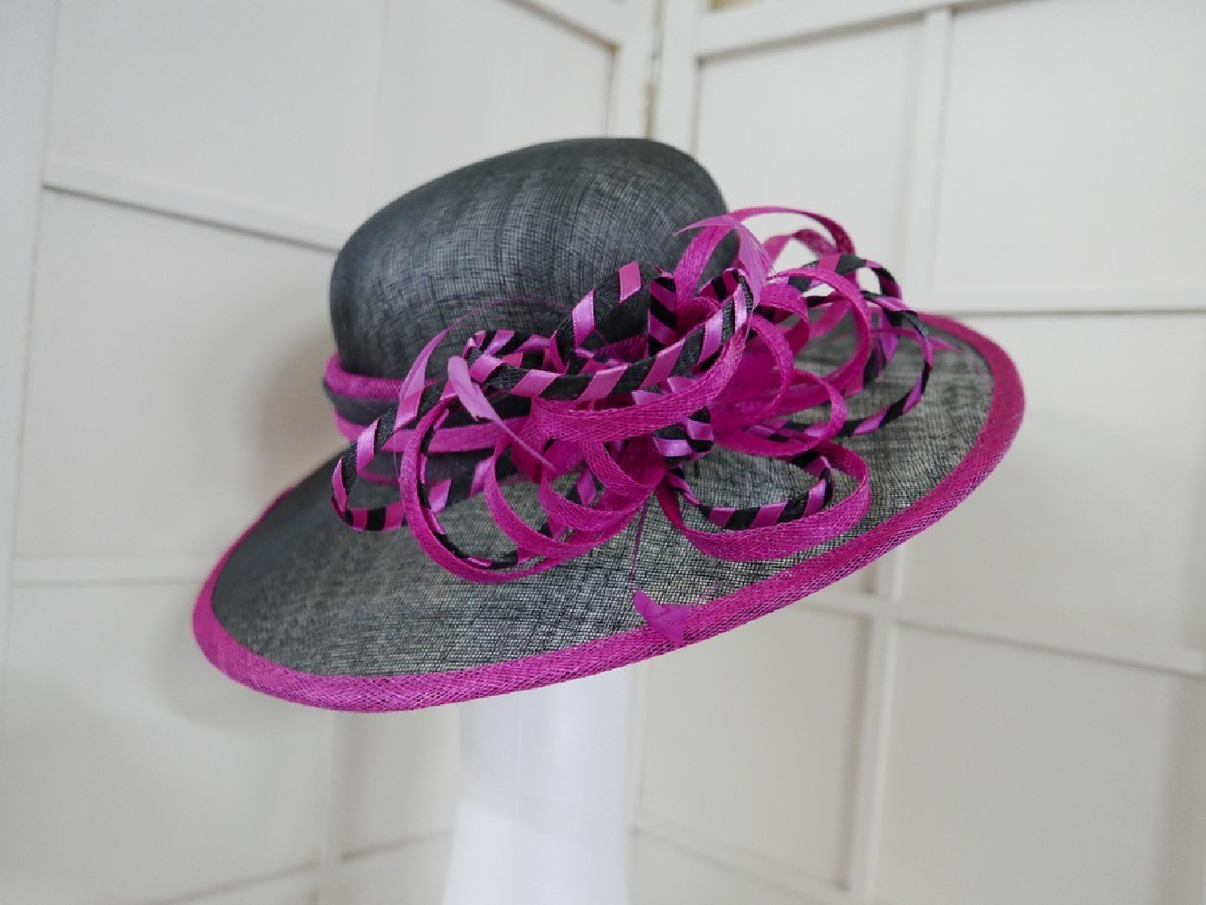 Krzysia wizytowy kapelusz sinamay czarno różowy 53-57cm