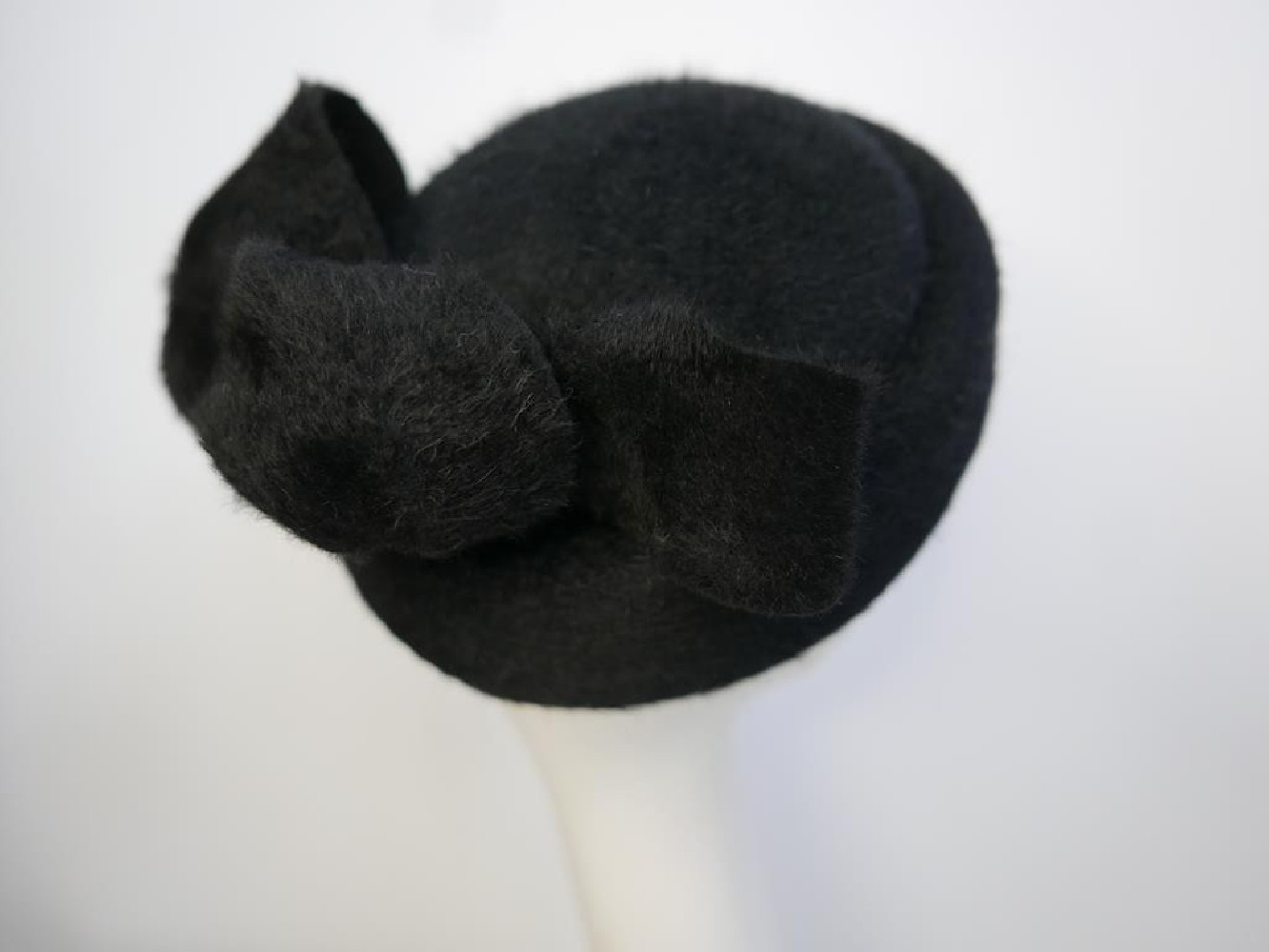 Edith czarny toczek włosowa meluzyna