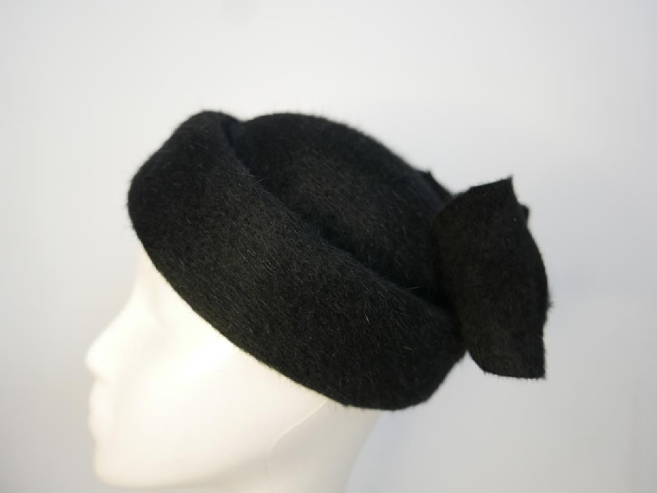 Edith czarny toczek włosowa meluzyna