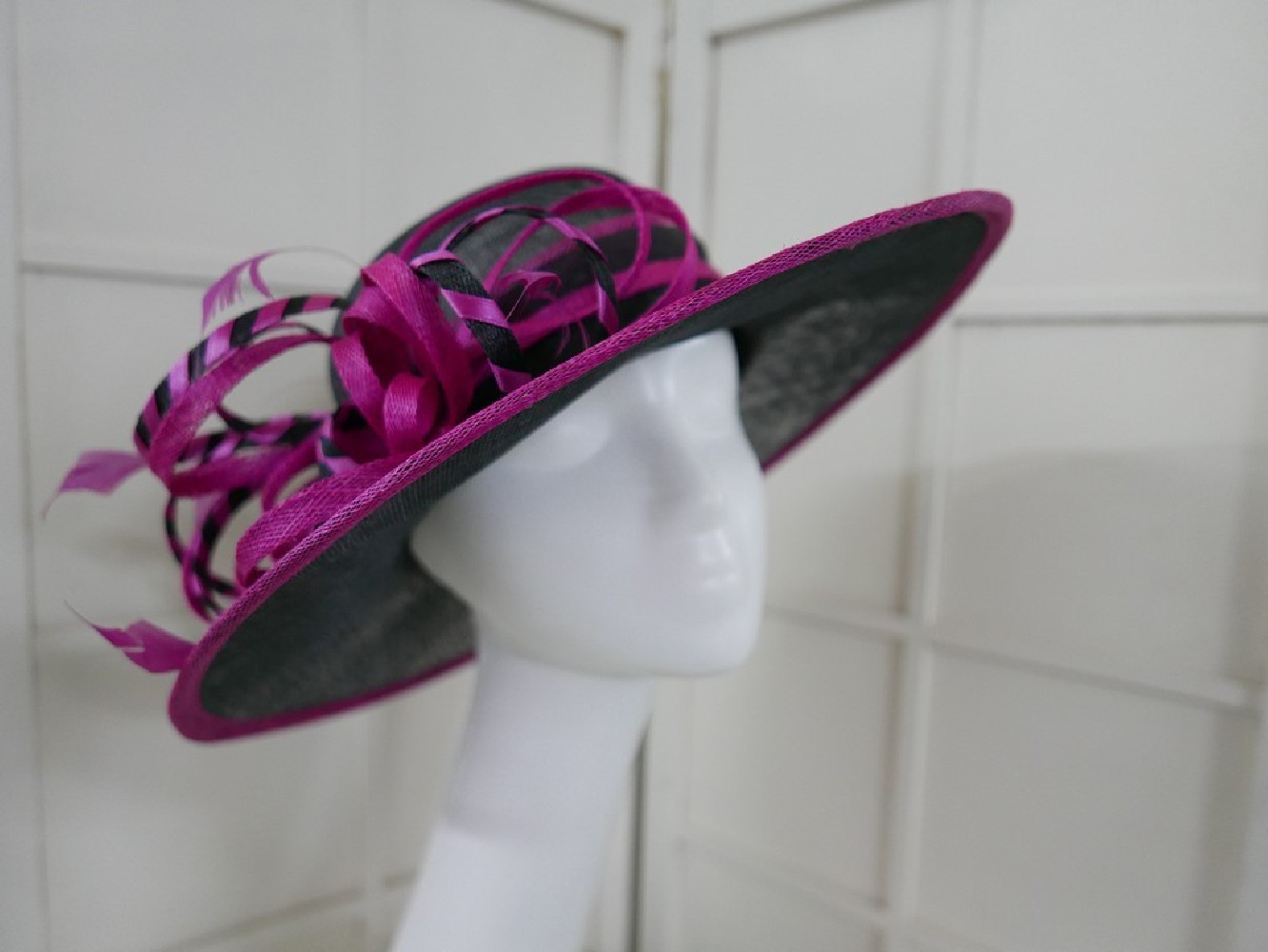 Krzysia wizytowy kapelusz sinamay czarno różowy 53-57cm