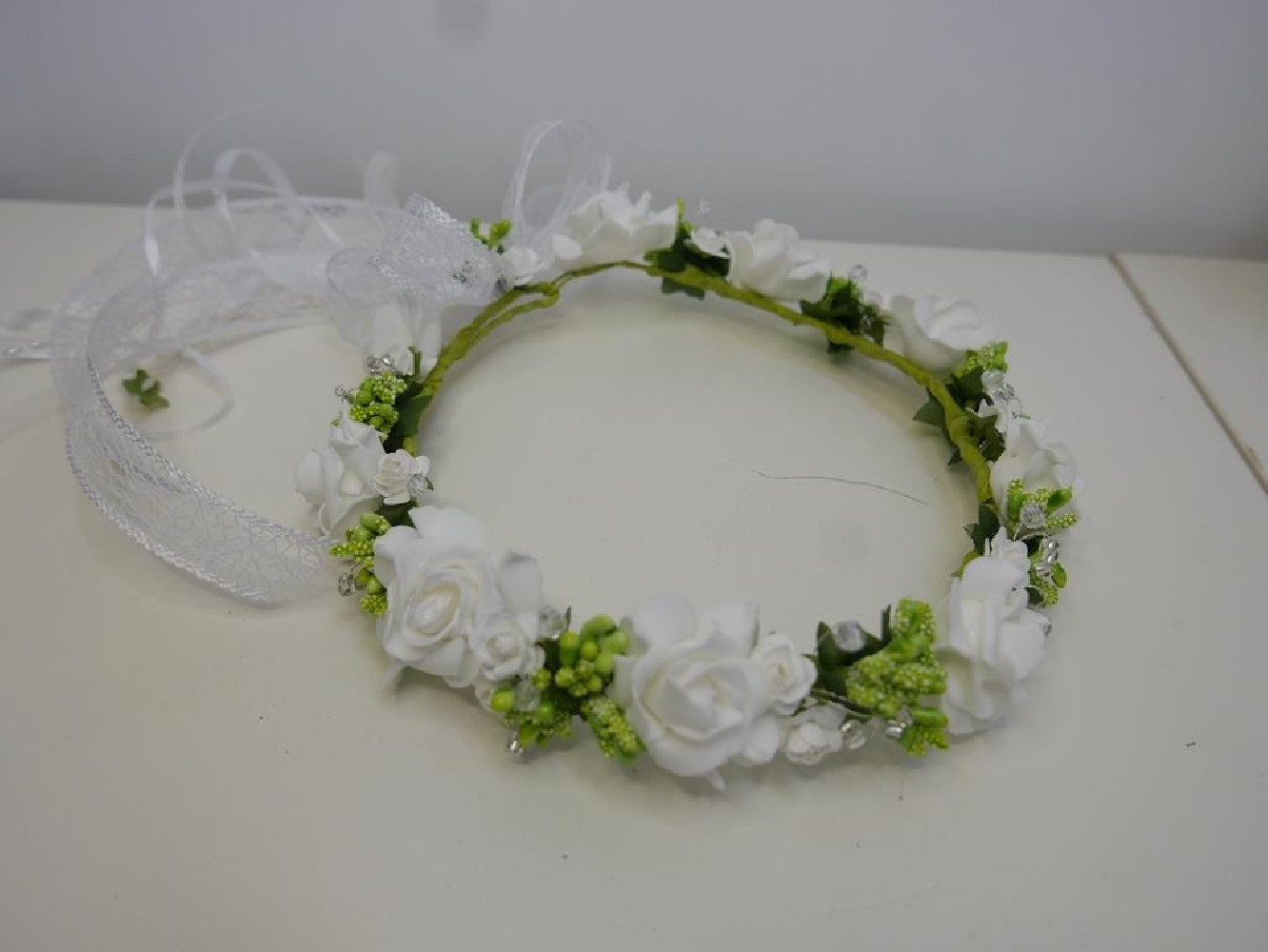 Biało zielony wianek  komunijny z kokardą