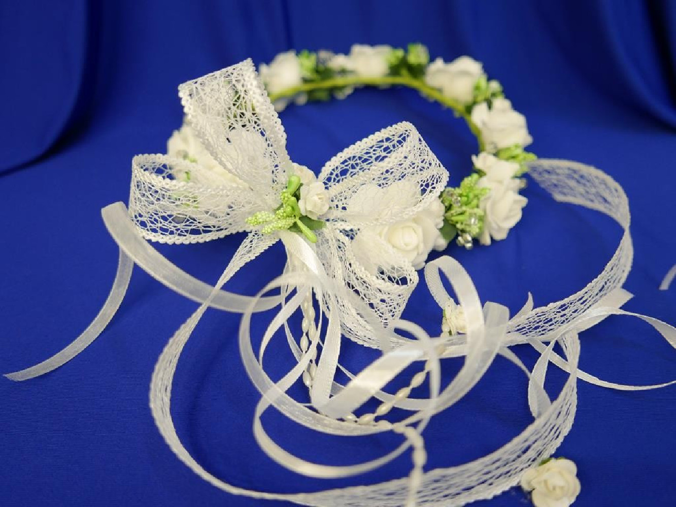 Biało zielony wianek  komunijny z kokardą