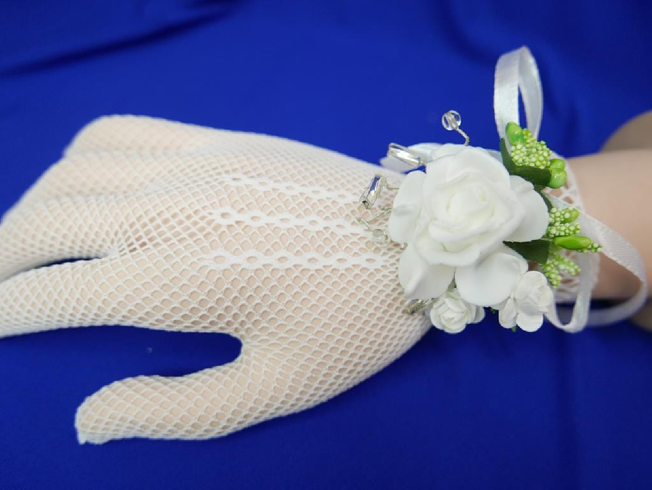 Bransoletka, kotylion z kwiatów, biały z zielenią bukiecik