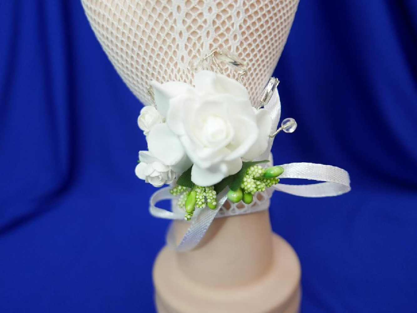 Bransoletka, kotylion z kwiatów, biały z zielenią bukiecik