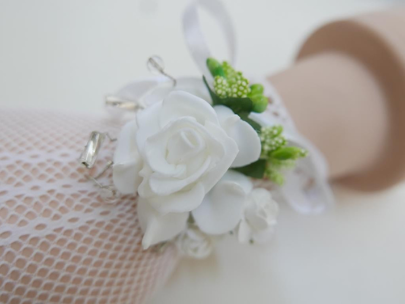 Bransoletka, kotylion z kwiatów, biały z zielenią bukiecik