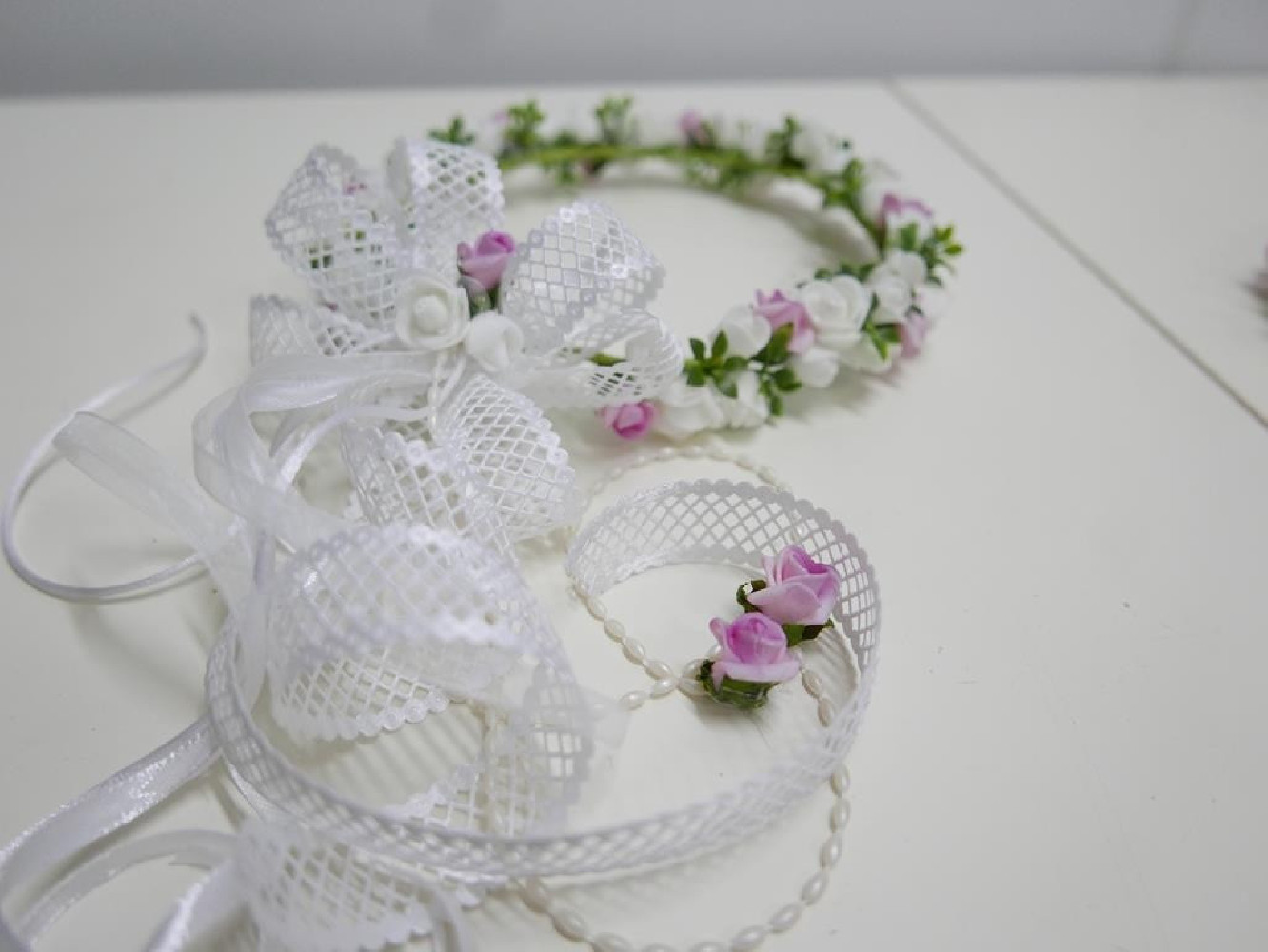 Biało rózowy wianek  komunijny z kokardą