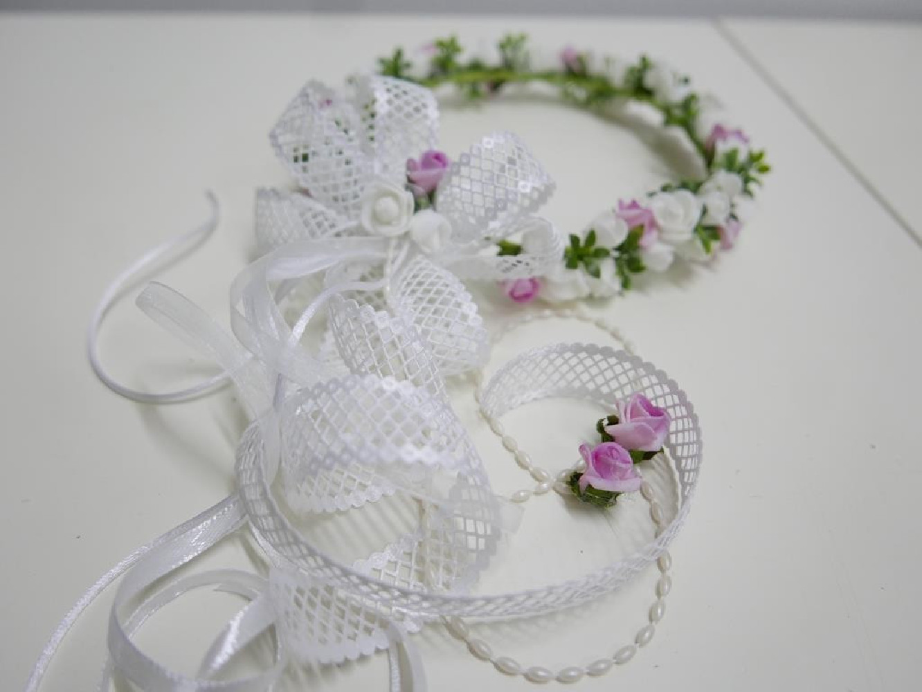 Biało rózowy wianek  komunijny z kokardą