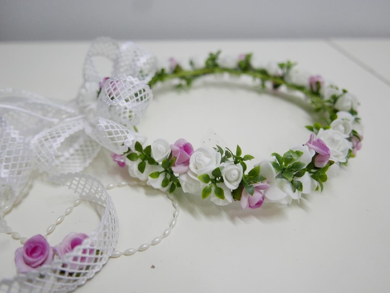 Biało rózowy wianek  komunijny z kokardą