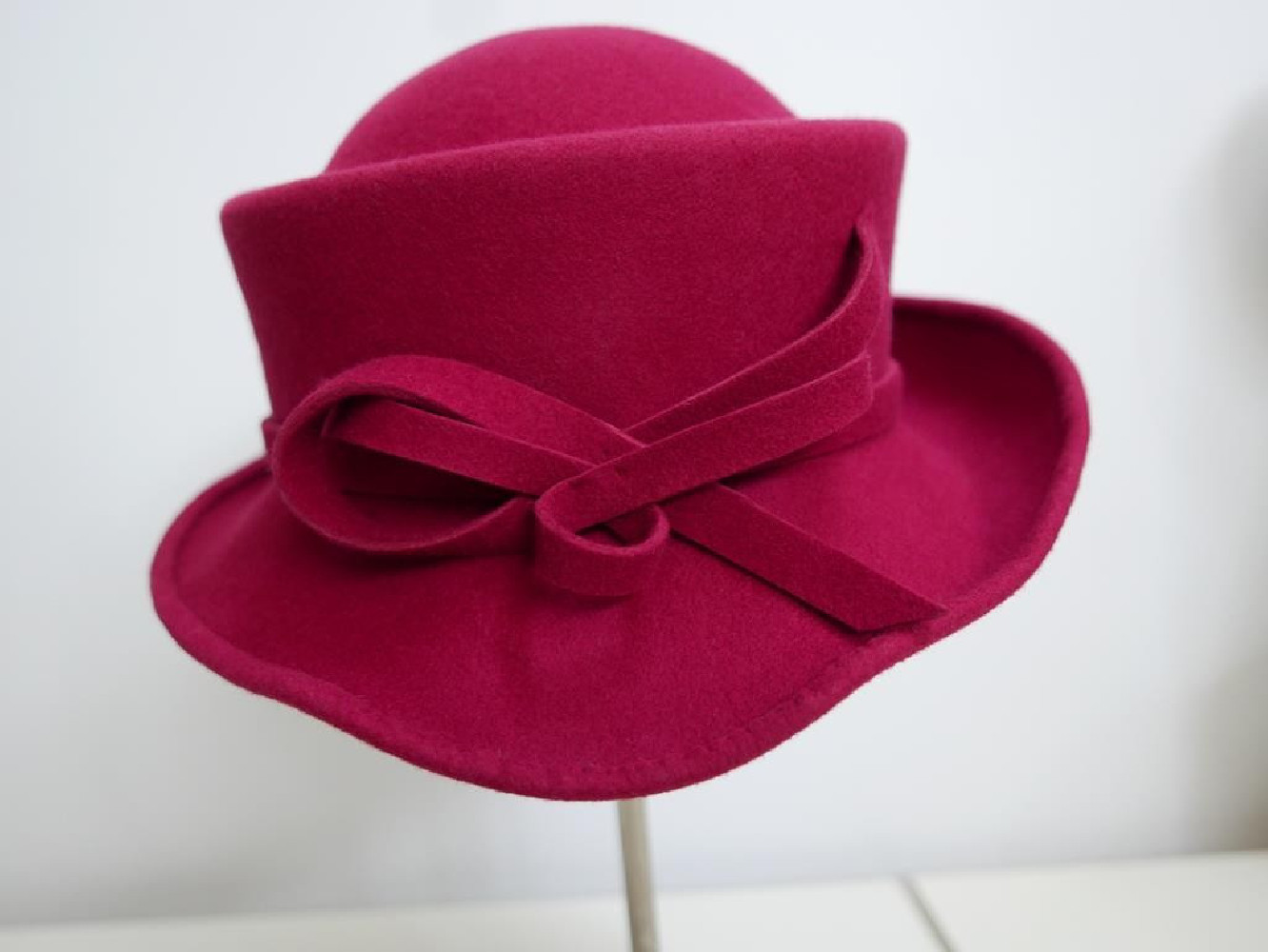 Sabina- czerwony fantazyjny kapelusz filcowy 57-59 cm