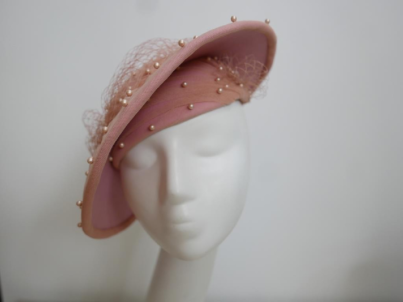 Almira morelowy kapelusz dysk na głowce