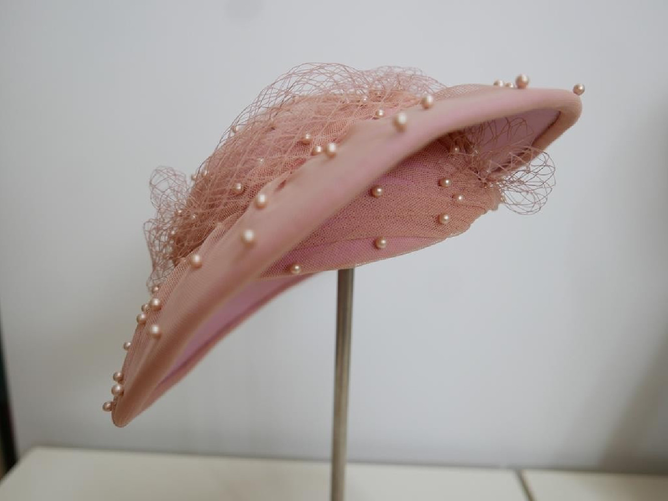 Almira morelowy kapelusz dysk na głowce