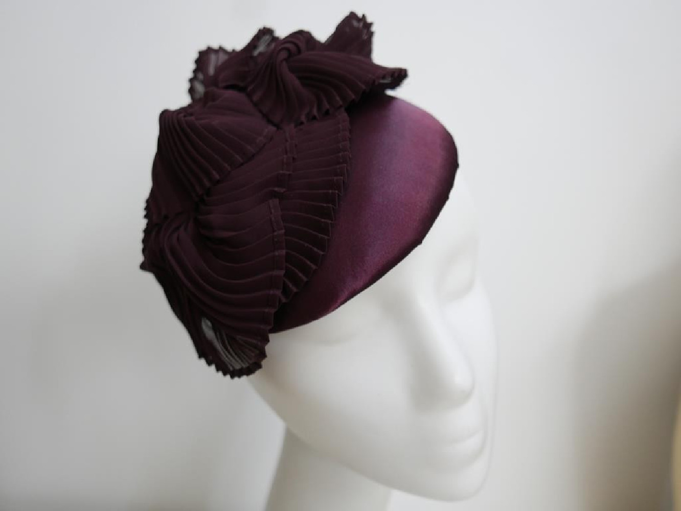 Burgundowy mini toczek fascynator tkanina
