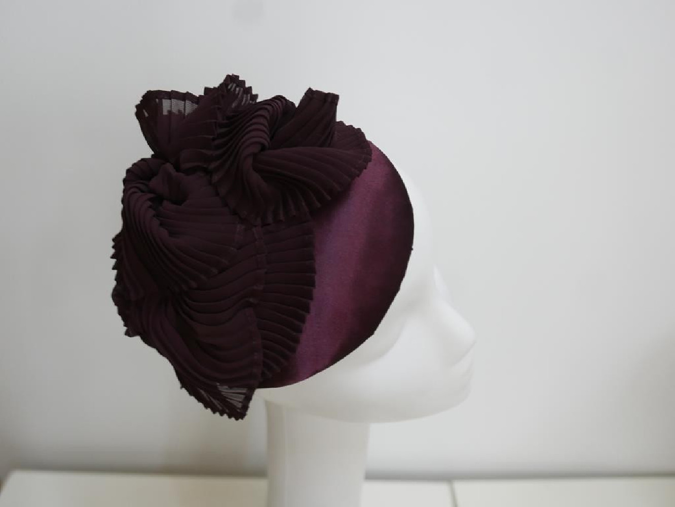 Burgundowy mini toczek fascynator tkanina