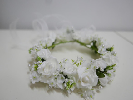 Biały z zielonym wianek  na koczek z kokardą