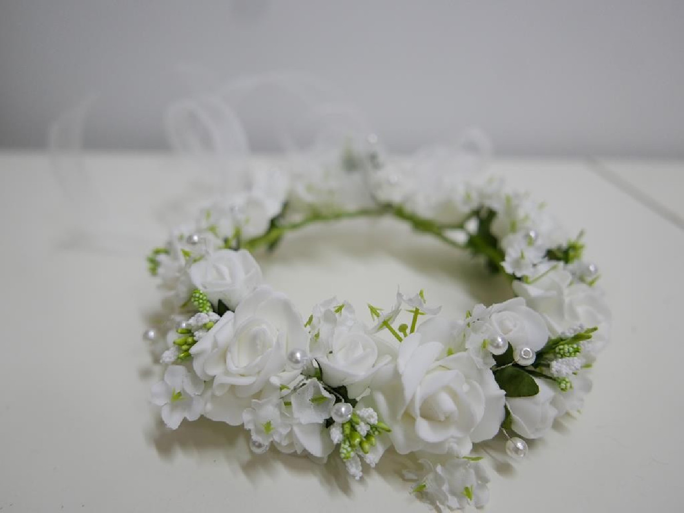 Biały z zielonym wianek  na koczek z kokardą