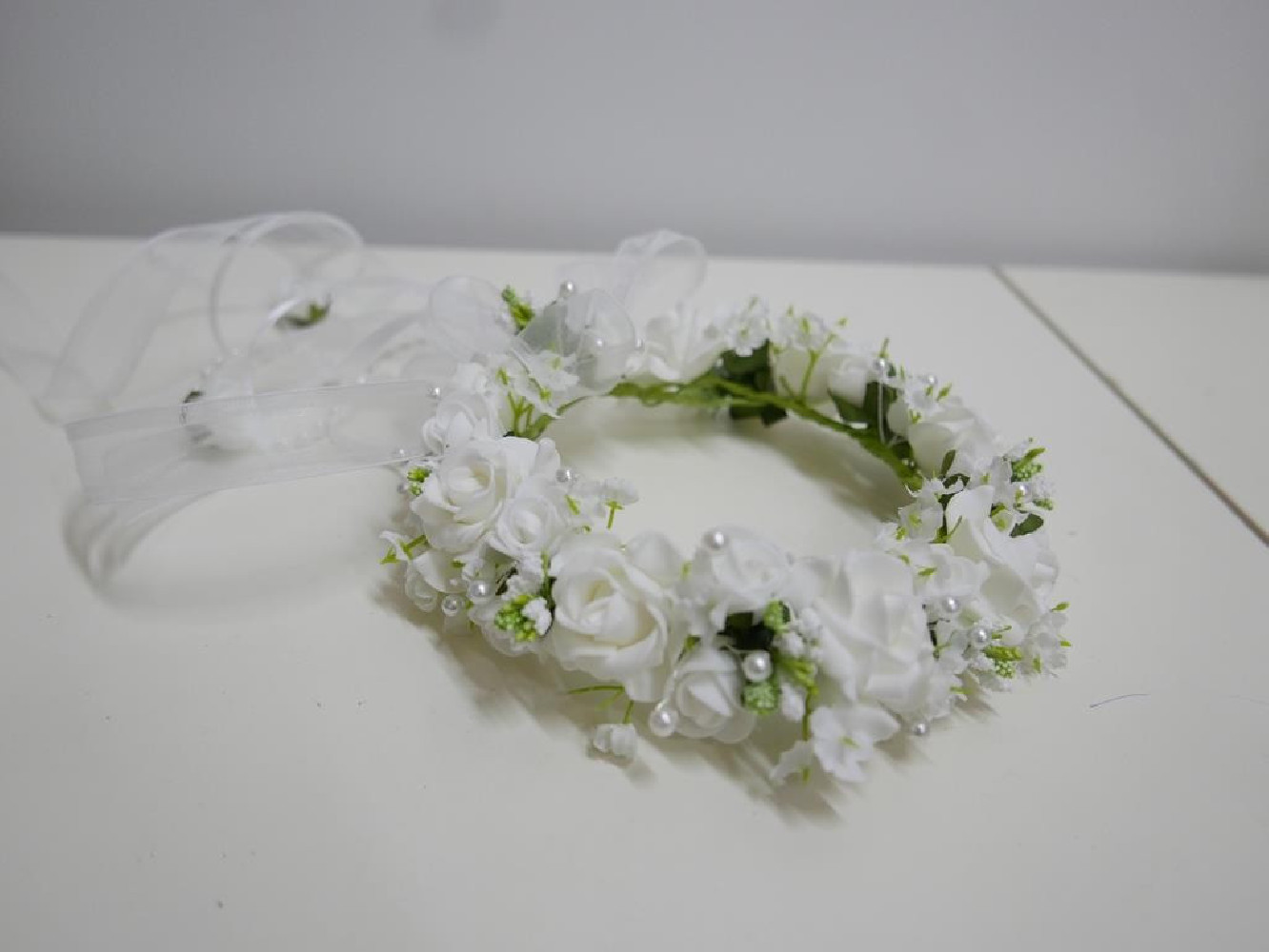 Biały z zielonym wianek  na koczek z kokardą