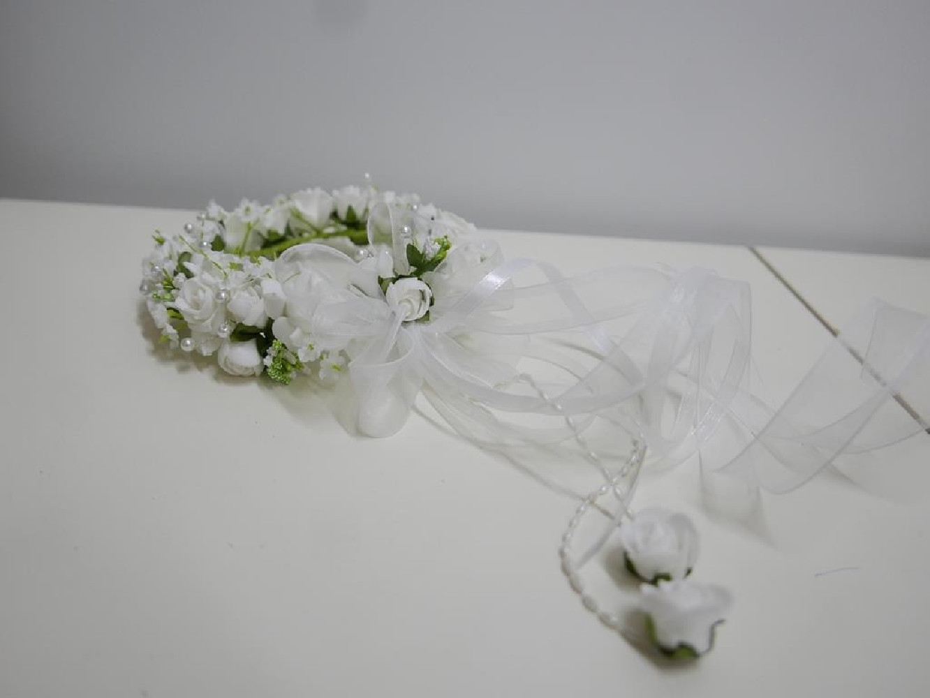 Biały z zielonym wianek  na koczek z kokardą